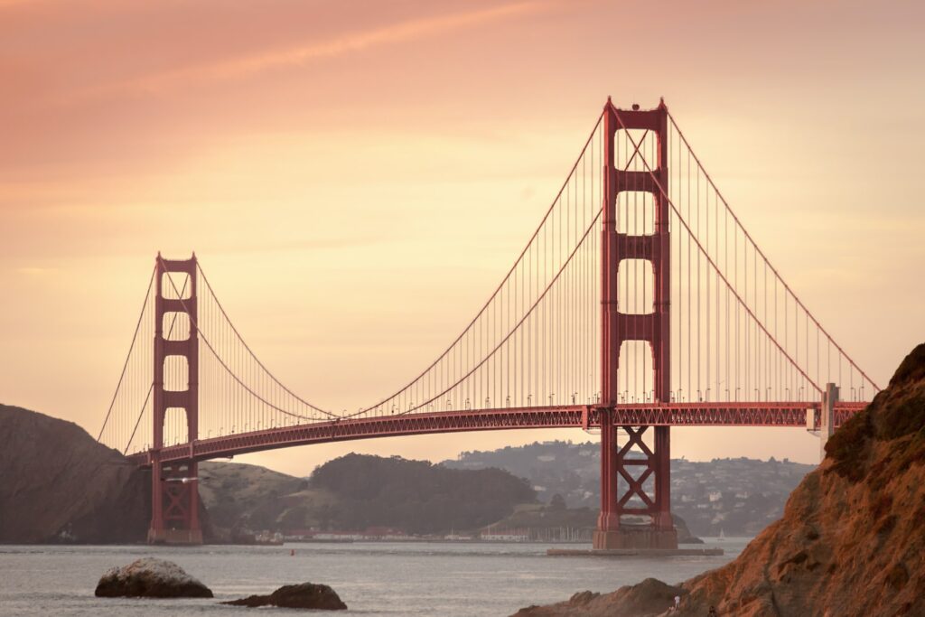 A picture depicting the golden gate bridge at sunset.