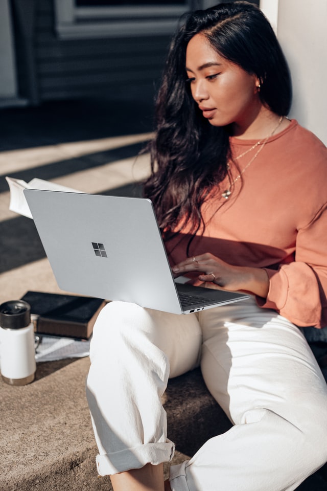 Frau mit Notebook.