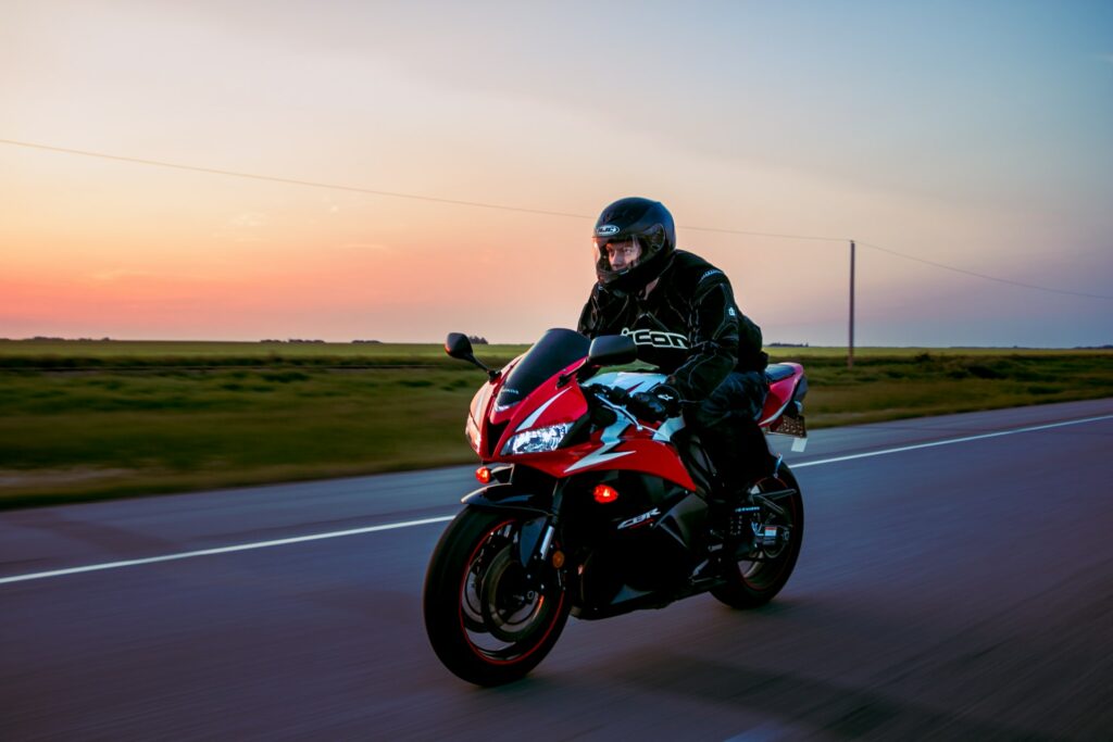 Motorradfahrer:in auf Strassenmotorrad.